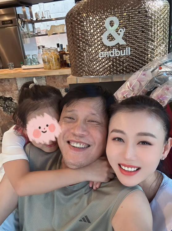 范志毅一家法国度假，小17岁妻子打扮洋气似明星，他站身旁像保镖