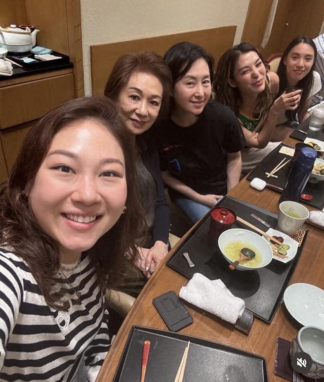 62岁何超琼吃饭庆祝母亲节，素颜出镜状态真实，仨干女儿陪伴过节