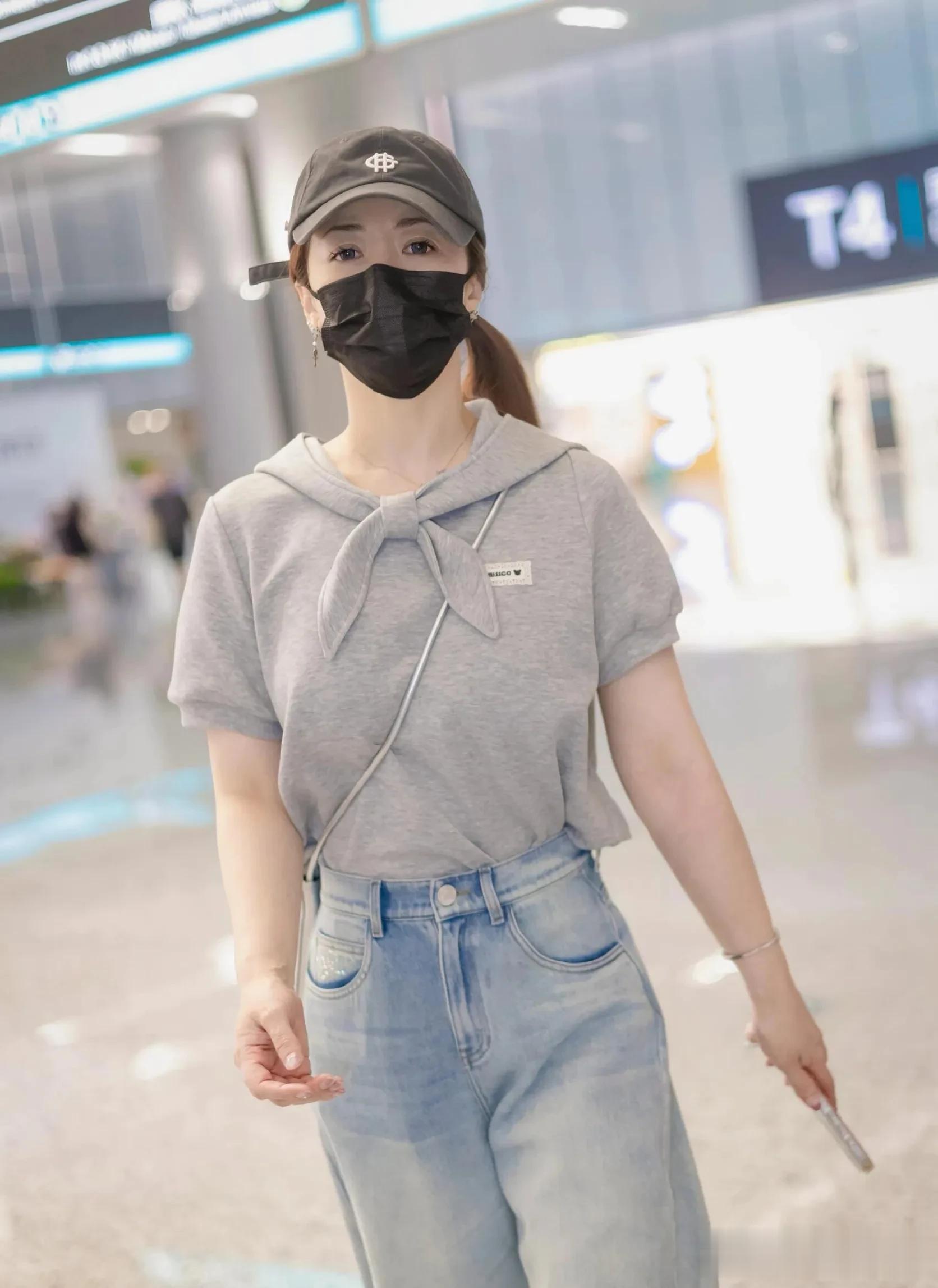 陈紫函最新机场路透照,穿灰色短袖搭配阔腿牛仔裤松弛感满满!