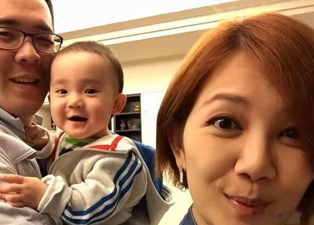 47岁梁静茹体重180斤开演唱会！脸大还有双下额，蕾丝内搭很充实