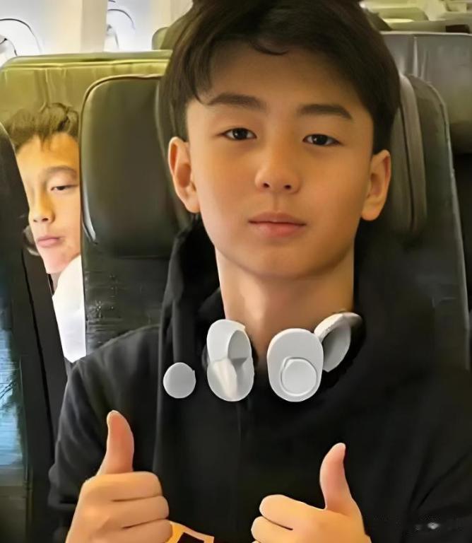 张柏芝携三子飞澳洲，谢振轩一脸严肃，颜值超高，小儿子罕见露面