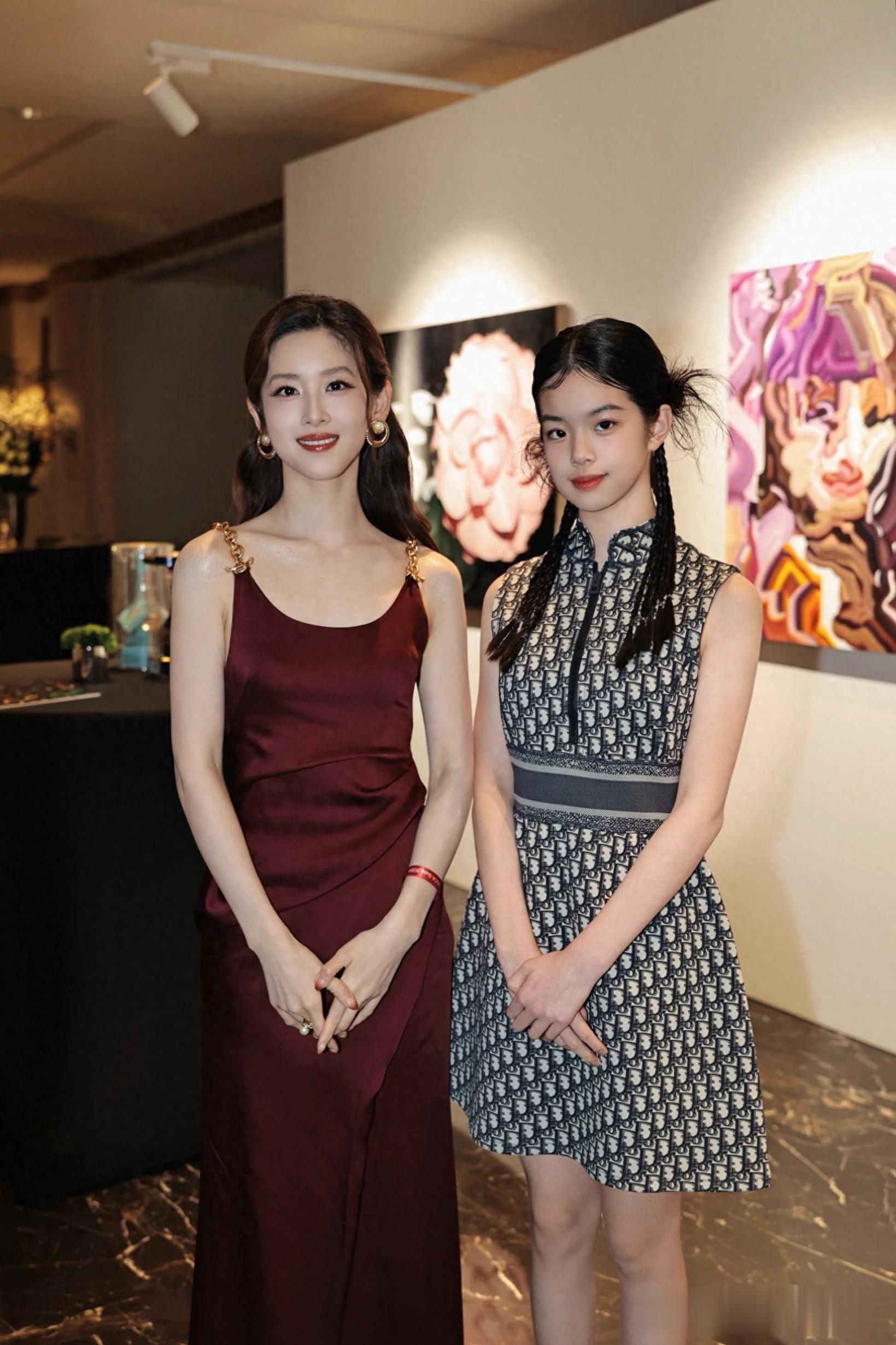 章泽天现身UCCA晚宴，穿吊带裙优雅迷人好美，与朱珠同台也不输