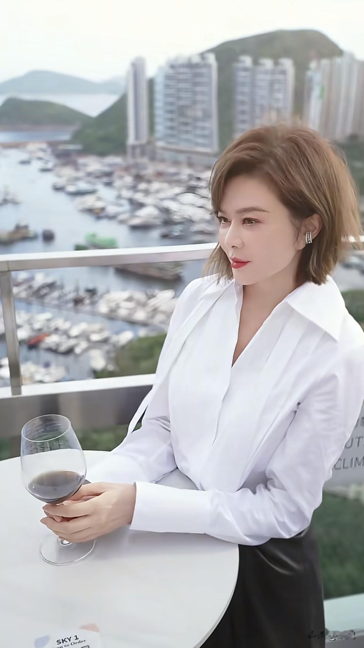 62岁关之琳初秋穿搭：齐肩发+白衬衫+皮裙，时髦有韵味，像35岁