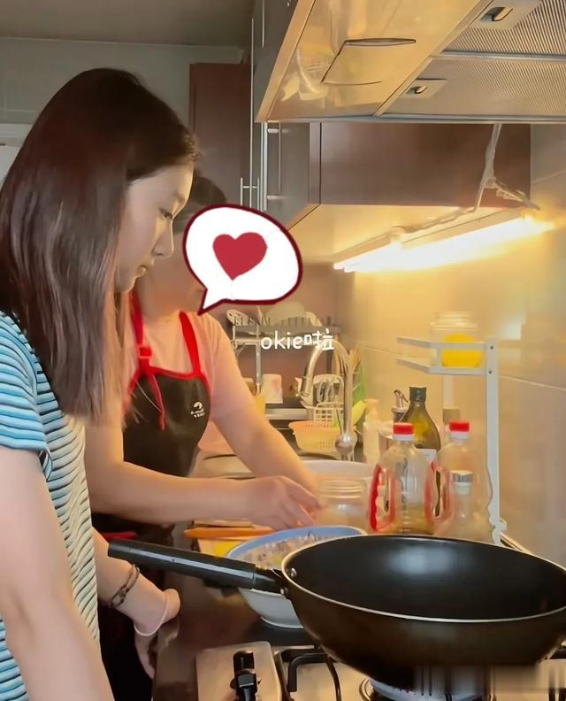 马伊琍女儿跟保姆学做菜,用塑料小盆洗肉,16岁文君竹越长越好看