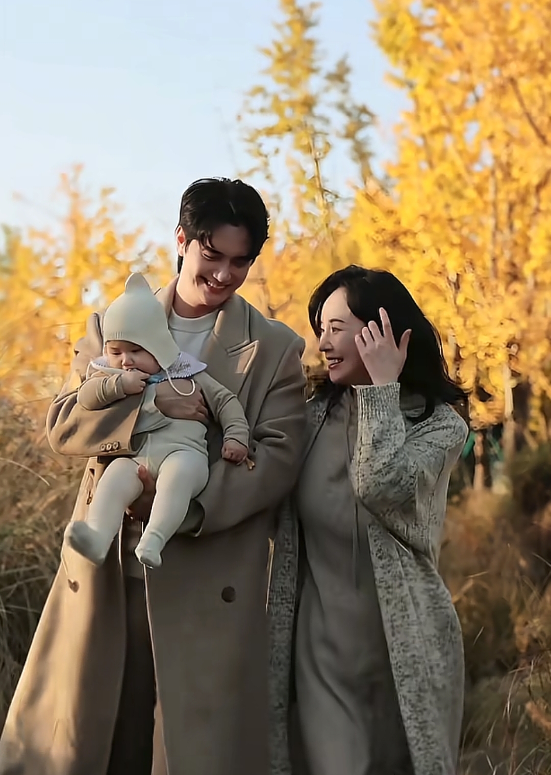 张檬一家三口赏秋，产后喂母乳胸围大了一圈，Dylan肉腿养得真壮