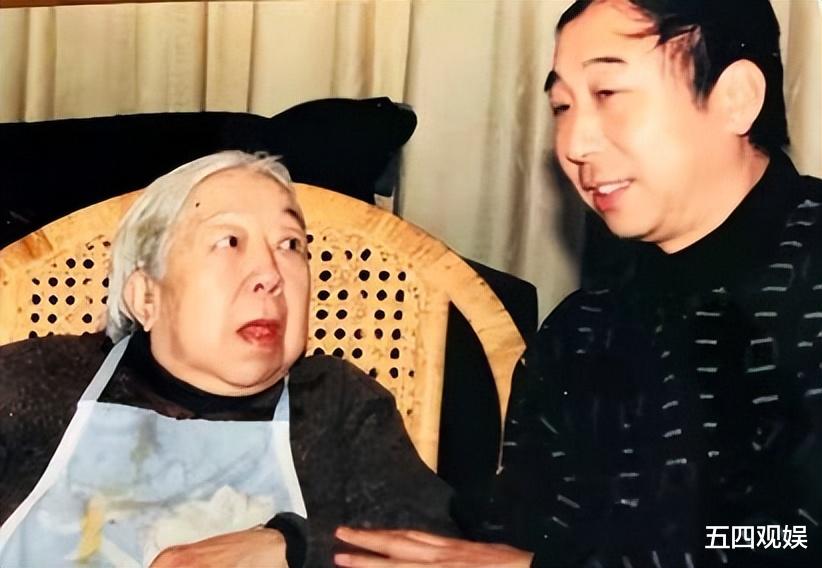 众星陪母亲过节：邓超偷偷比心，冯巩、张柏芝提倡珍惜与家人的相处时光