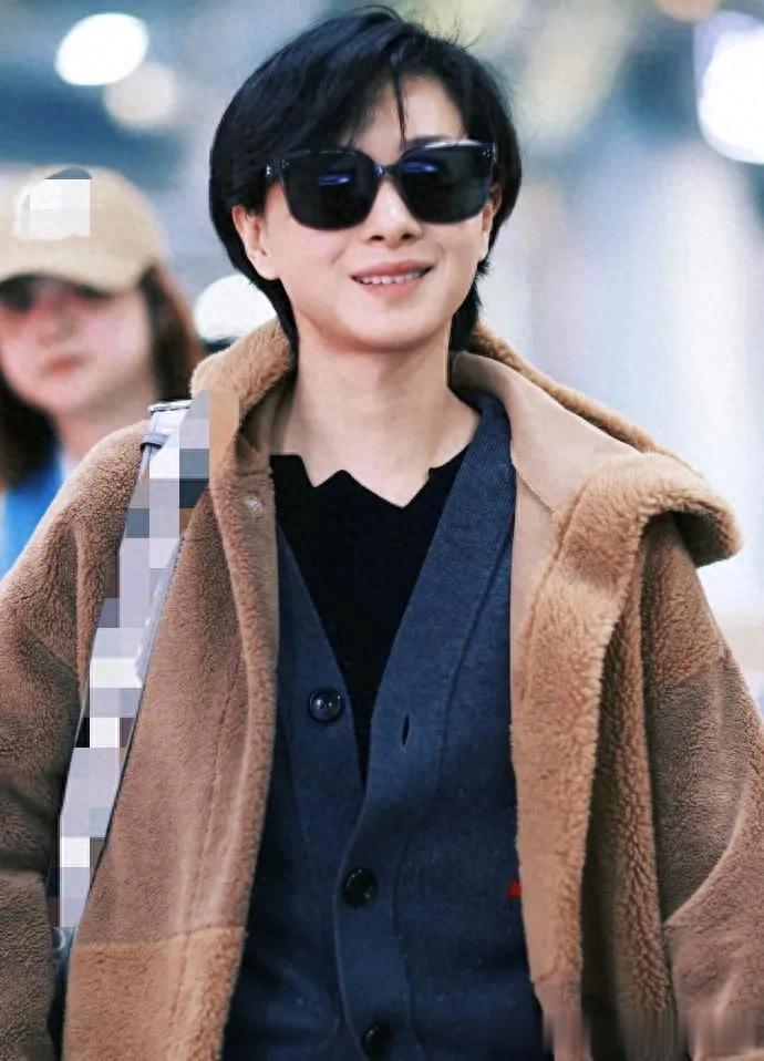 万茜剪短发后真时髦！棕色羊羔毛外套+针织衫+牛仔裤，减龄又高级