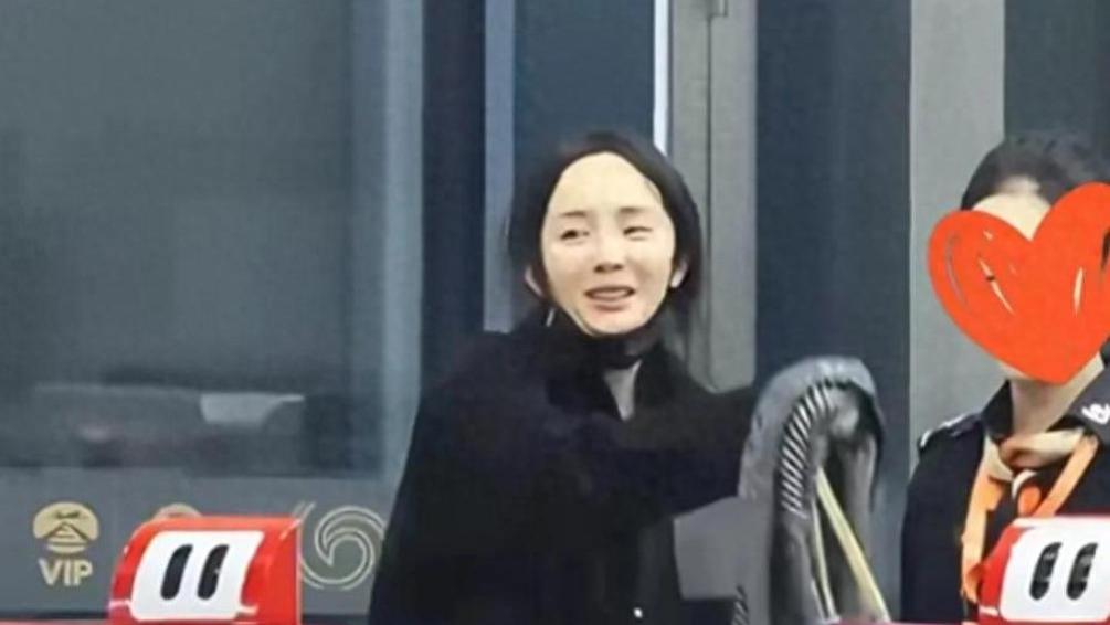 素颜杨幂机场现身，发量稀疏、眼窝凹陷，治好了我们的容貌焦虑