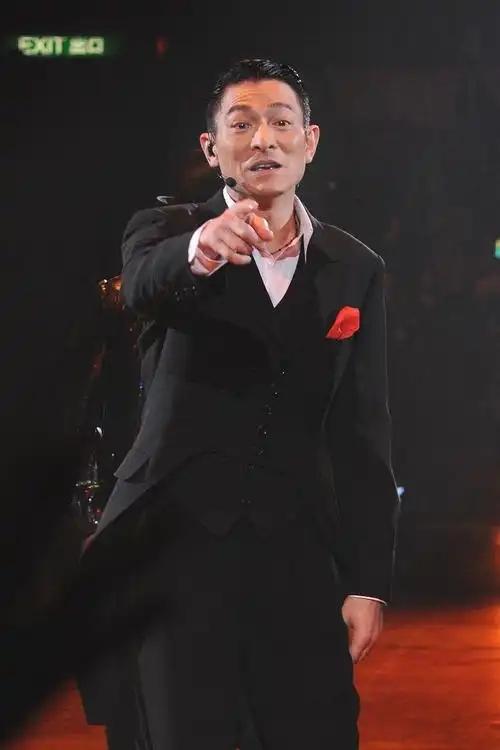 63岁频繁生病还开演唱会捞金,全网骂声一片,他却扬言回馈粉丝