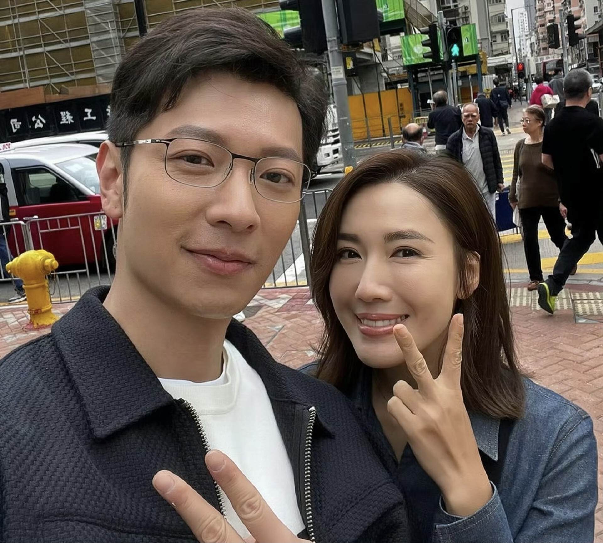 恭喜！TVB前知名男星在香港买房，娶富婆妻子遭质疑吃软饭