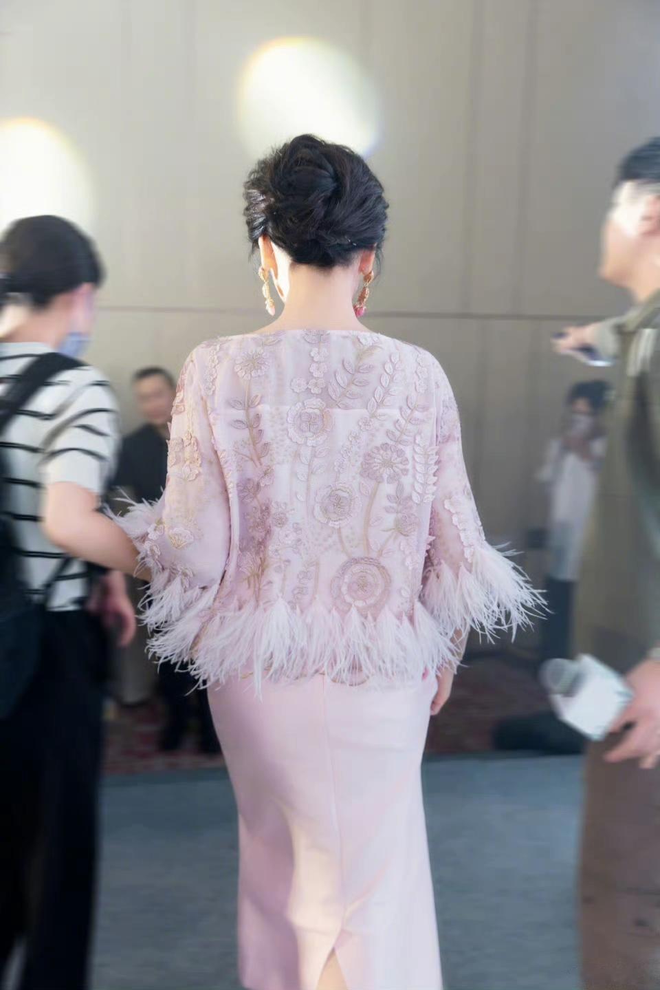 赵雅芝老婆今日线下路透美照,笑容明媚动人