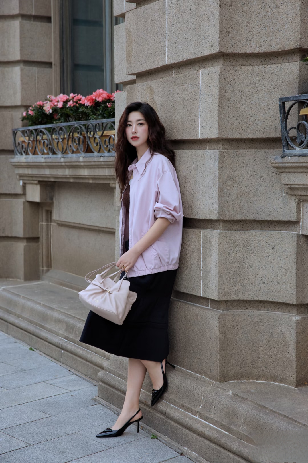 朱珠分享外滩漫步美照,粉衣黑裙搭配微卷发,秋日尽显轻盈柔美感