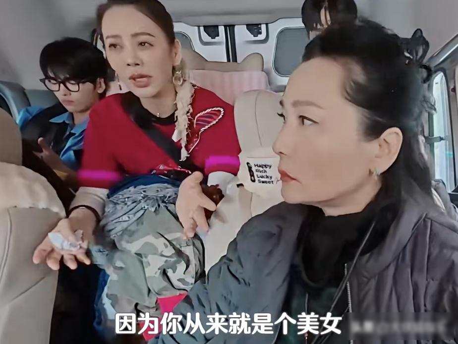 被5位妈妈辈女星惊艳:白发不染，衣不装嫩，秒了内娱一堆医美脸