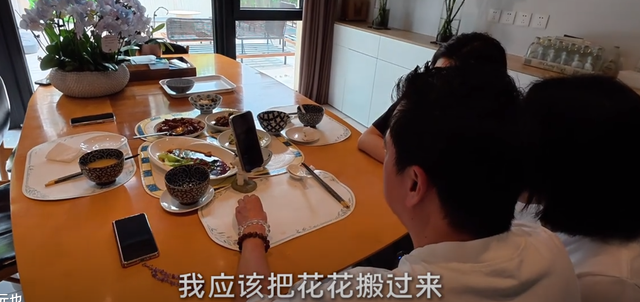 王中磊北京别墅为妻子庆生，午餐只有4个菜，威廉送花给妈妈好暖