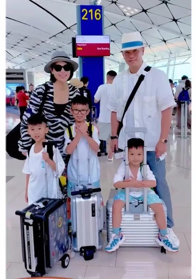 胡杏儿穿泳衣大长腿抢镜，生了三娃身材还是那么火辣，儿子好帅气