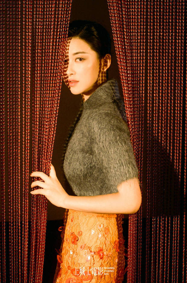 朱珠身穿旗袍大气优雅 白开水妆容清纯灵动