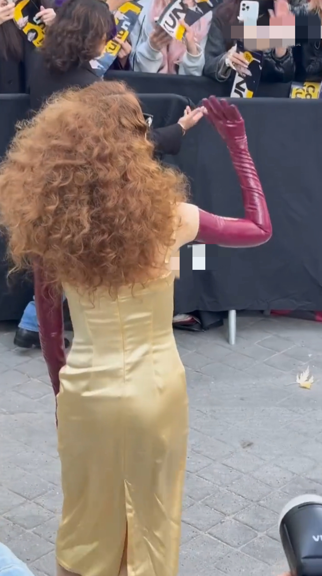 戚薇巴黎时装周造型翻车，黄色长裙满是褶皱，一头金发如金毛狮王