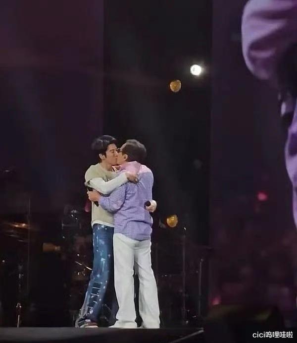 成龙王力宏深情一吻,惊爆观众!