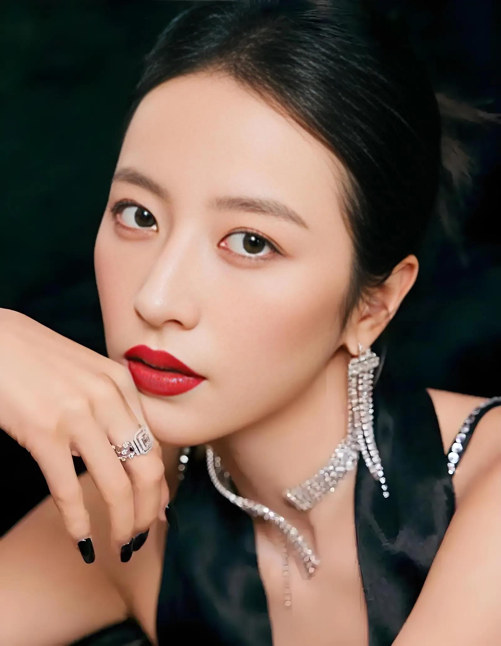 央视主持人周雨彤