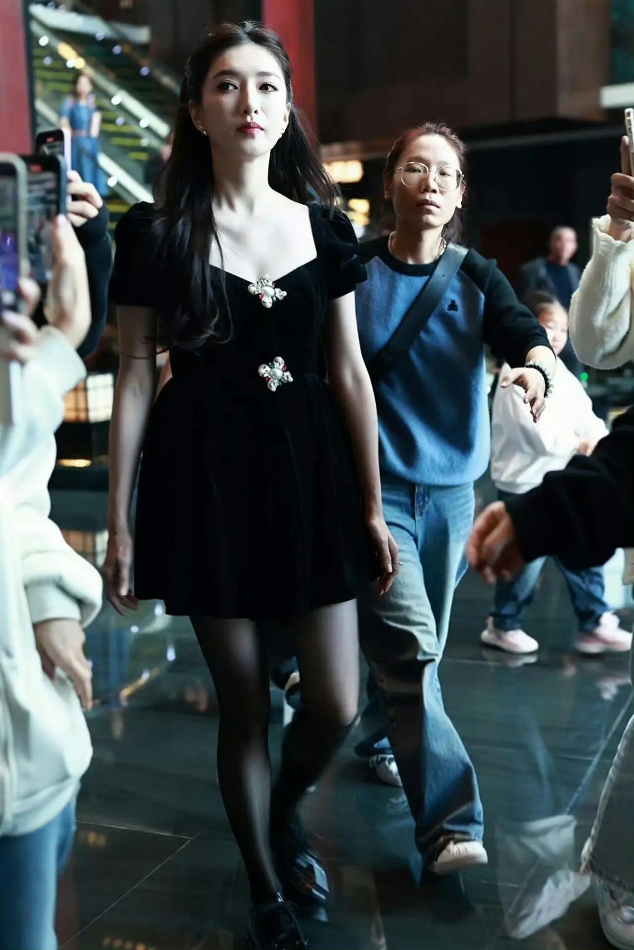 江疏影这套衣服好眼熟，好像是张雨绮穿过那套吧！ ???