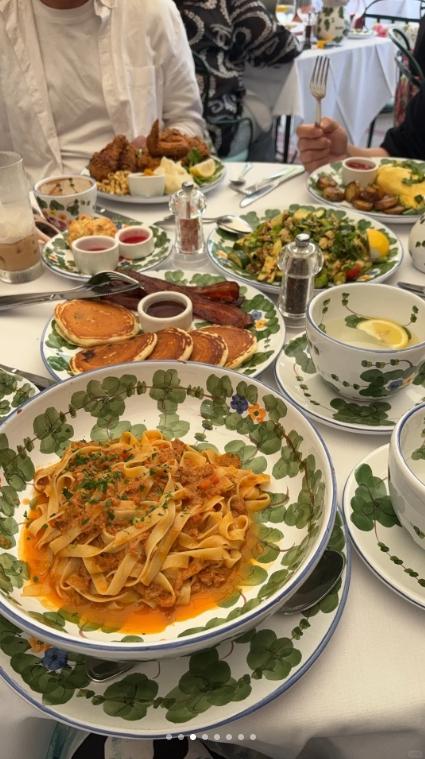 杨天真留学忙得起飞!上普拉提课出现小意外,穿田园风和好友聚餐