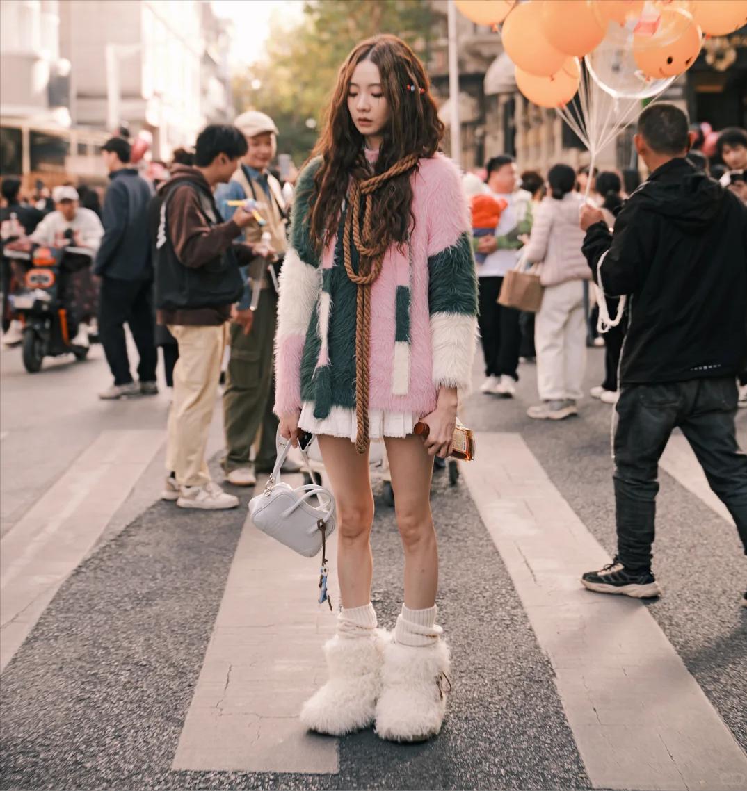 43岁林依晨武汉被偶遇，鼻大唇厚一脸男相，自曝20岁就开始写遗书