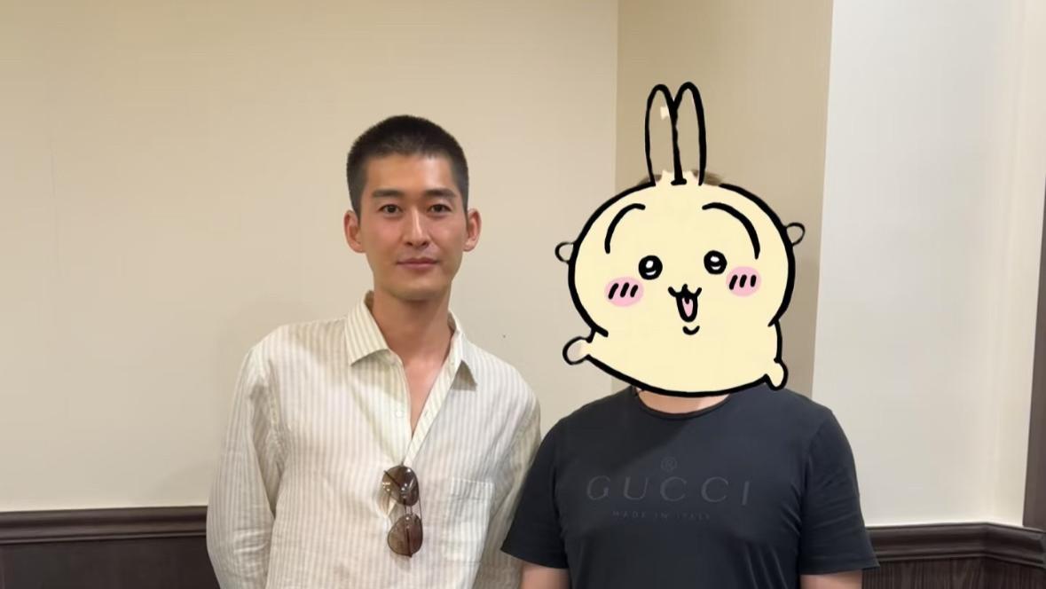 张翰现身餐馆用餐被偶遇，与路人热情合影，寸头短裤清爽帅气