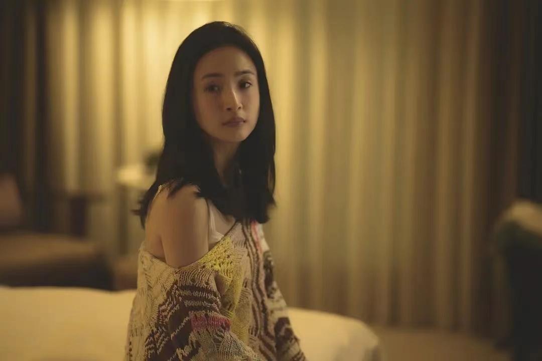 撞衫不可怕谁丑谁尴尬？资本再造雌竞戏码，收割中国女性！