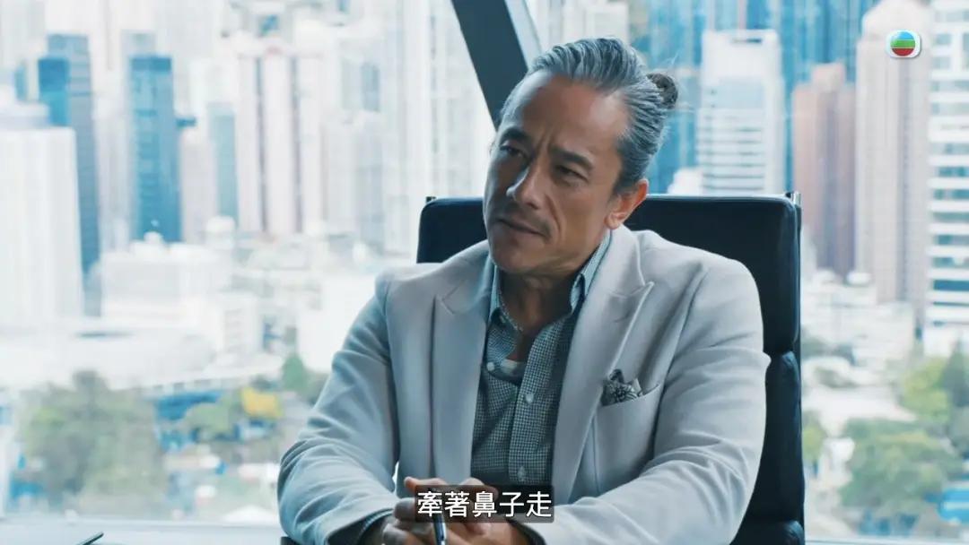 49岁混血星二代惊喜亮相TVB热播剧，男人味爆发！