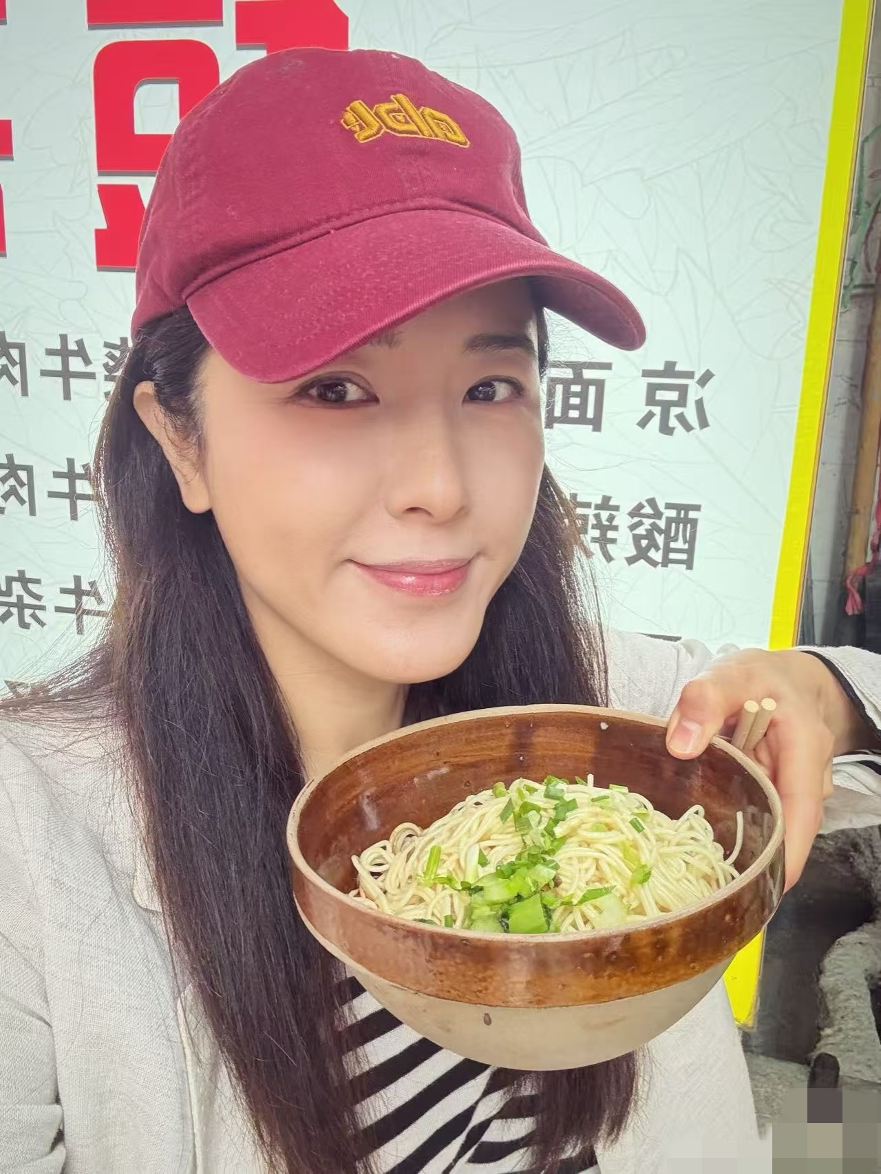 曾黎也回老家过中秋了,晒出来的好吃的,一看就是本地人!