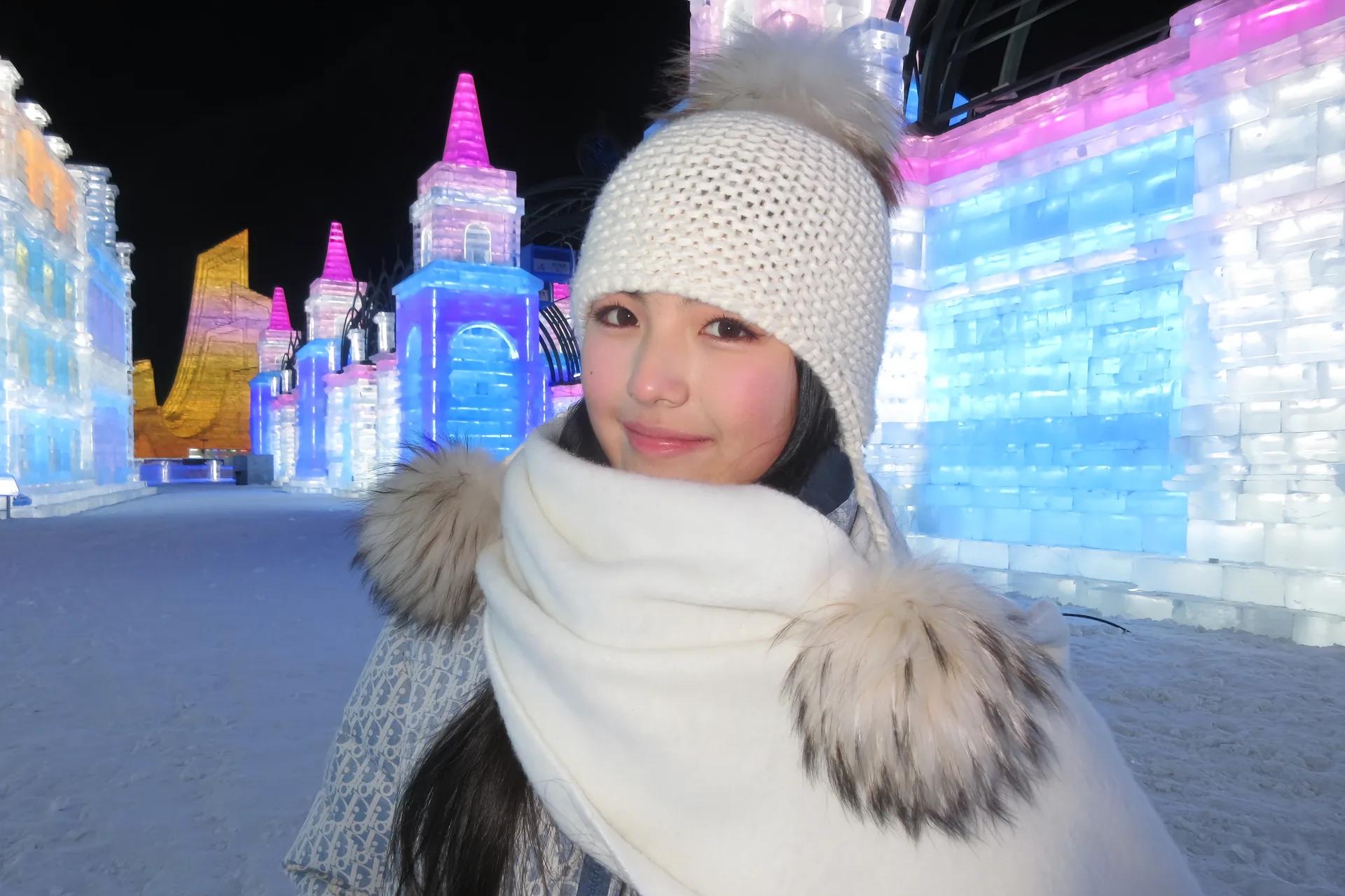 哈尔滨冰雪大世界玩冰滑梯时遇到了王诗龄，本人很好看性格也可爱