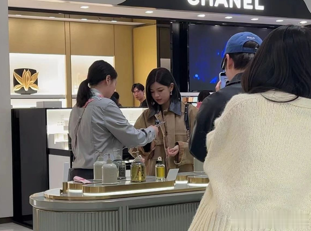 41岁陈妍希独自逛商场，清纯短发嫩回沈佳宜！离婚才是最好的医美