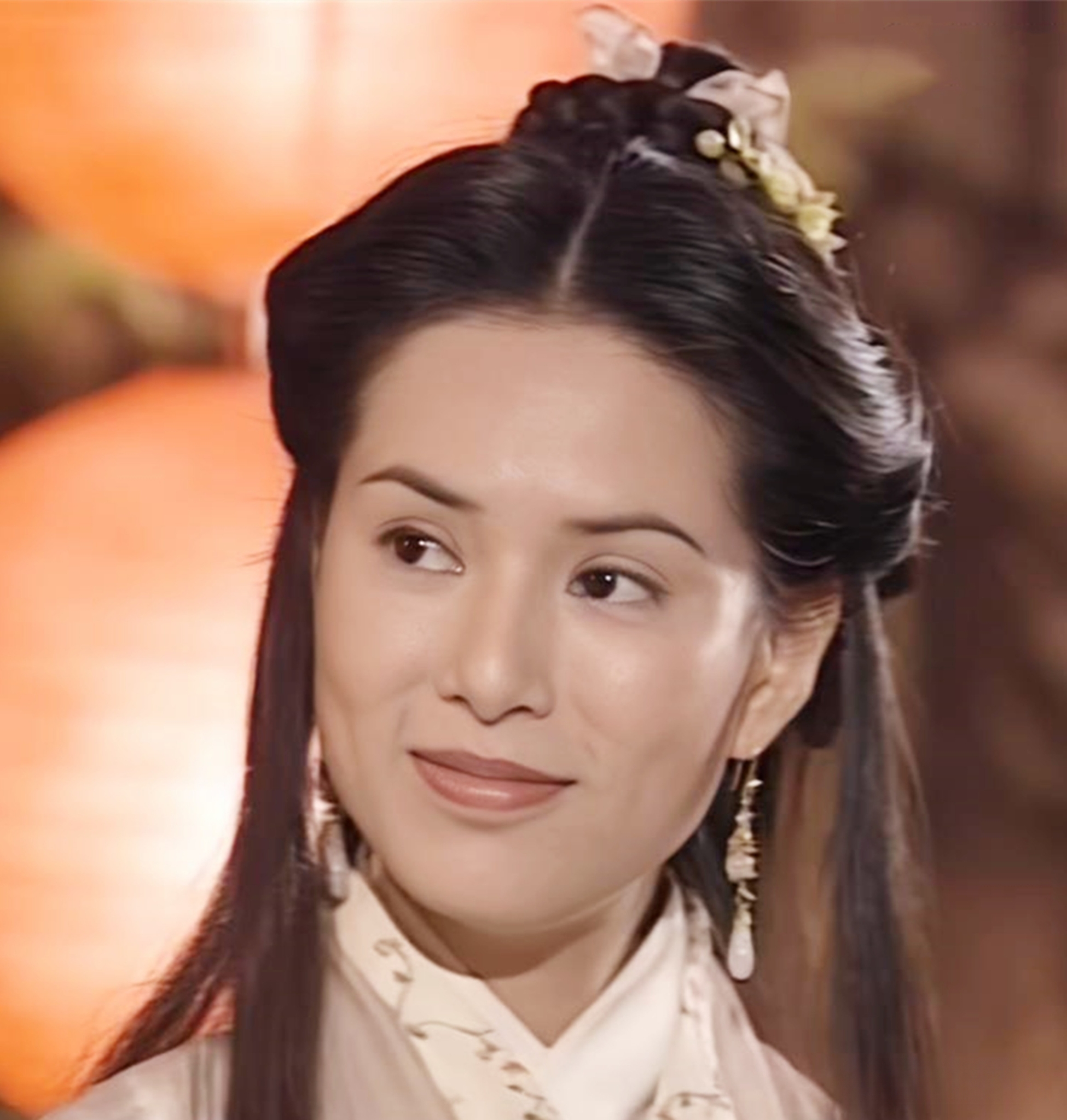 58岁李若彤泰国被偶遇，生图褶多苹果肌吓人，穿露脐装小腹有赘肉