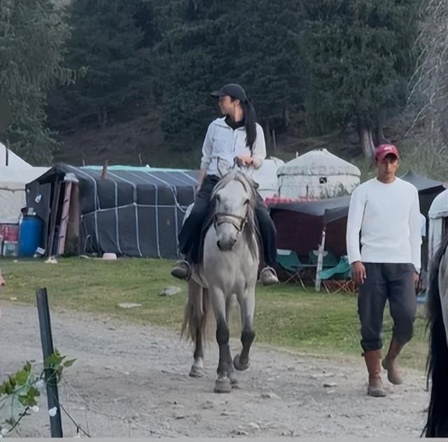 汤唯一家新疆度假，脸上斑点皱纹多但很真实，55岁金泰勇老了不少