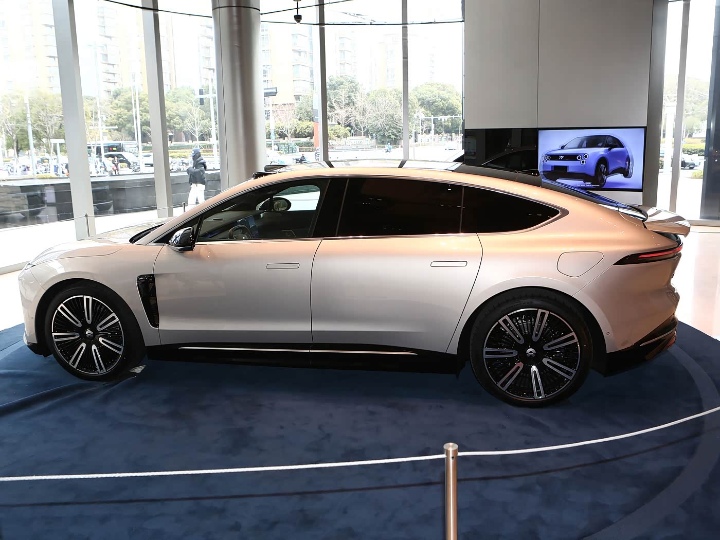 蔚来ET9百万纪念限量版上市后迅速售罄!配全域900V架构+智能底盘