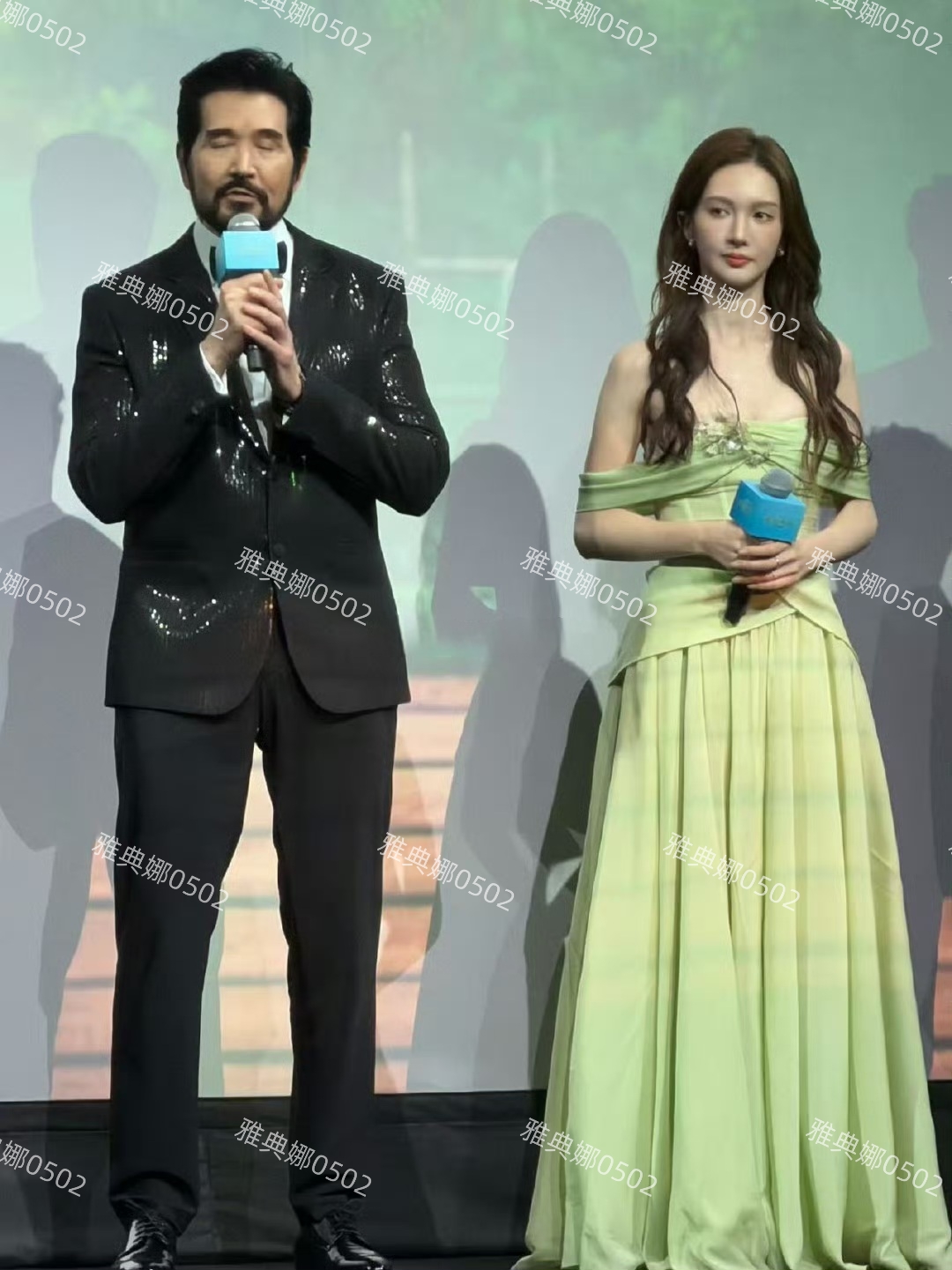 金晨现身迪士尼本人好高好瘦，她静态图挺美但笑起来表情不太自然