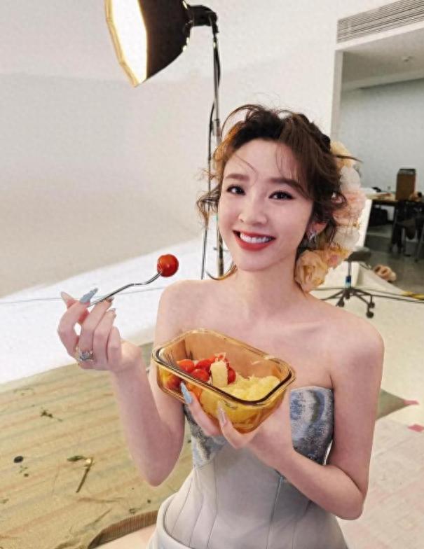 唐艺昕初雪晒自拍照！穿米色毛衣配牛仔裤好美，短发清新小家温馨