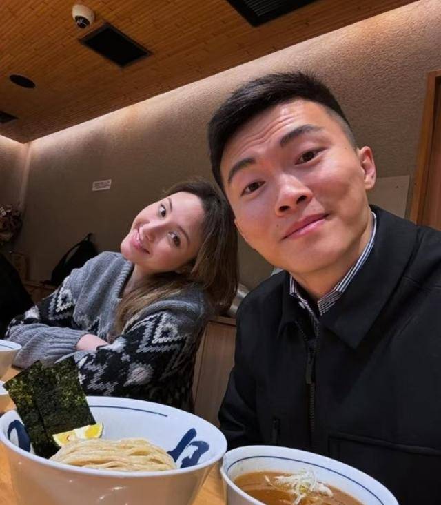 何超云国外旅游后积极健身,传与订婚三年未婚夫复合