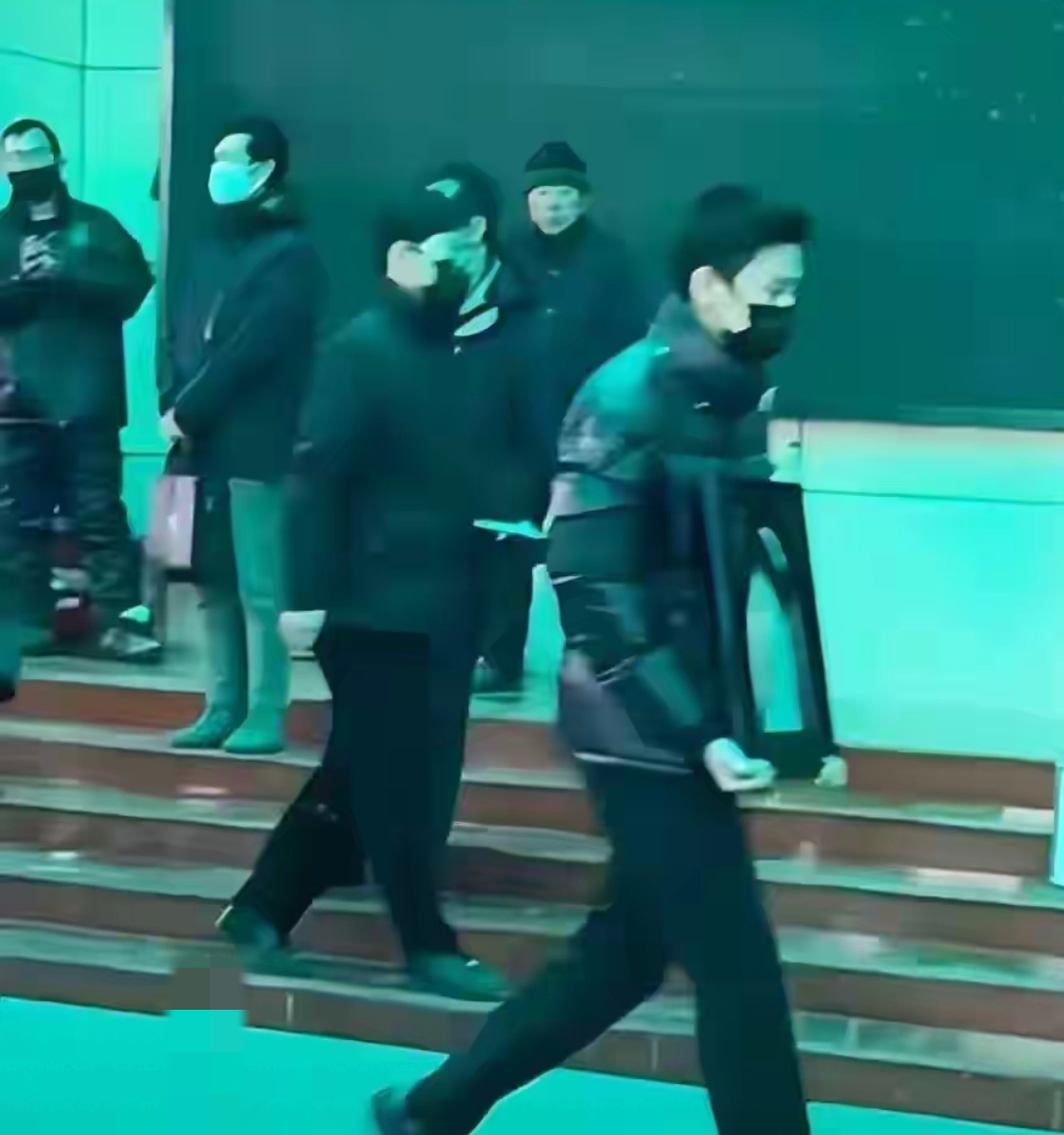 何晴追悼会！许亚军从美国赶了回来，儿子捧着骨灰曝何晴临终细节