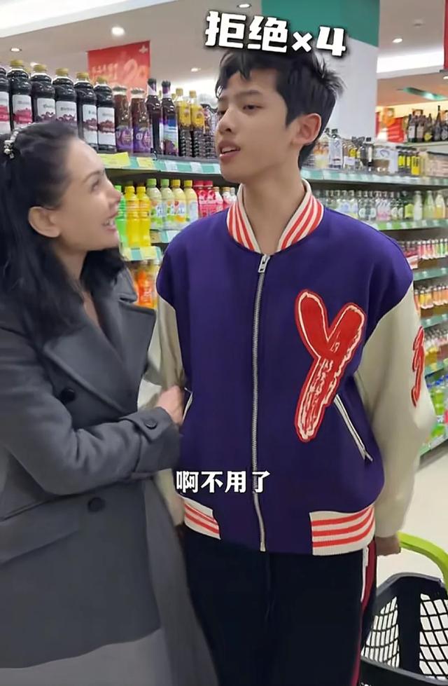 程莉莎带儿子购物，儿子又高又瘦，小麦色皮肤，长相融合父母特点