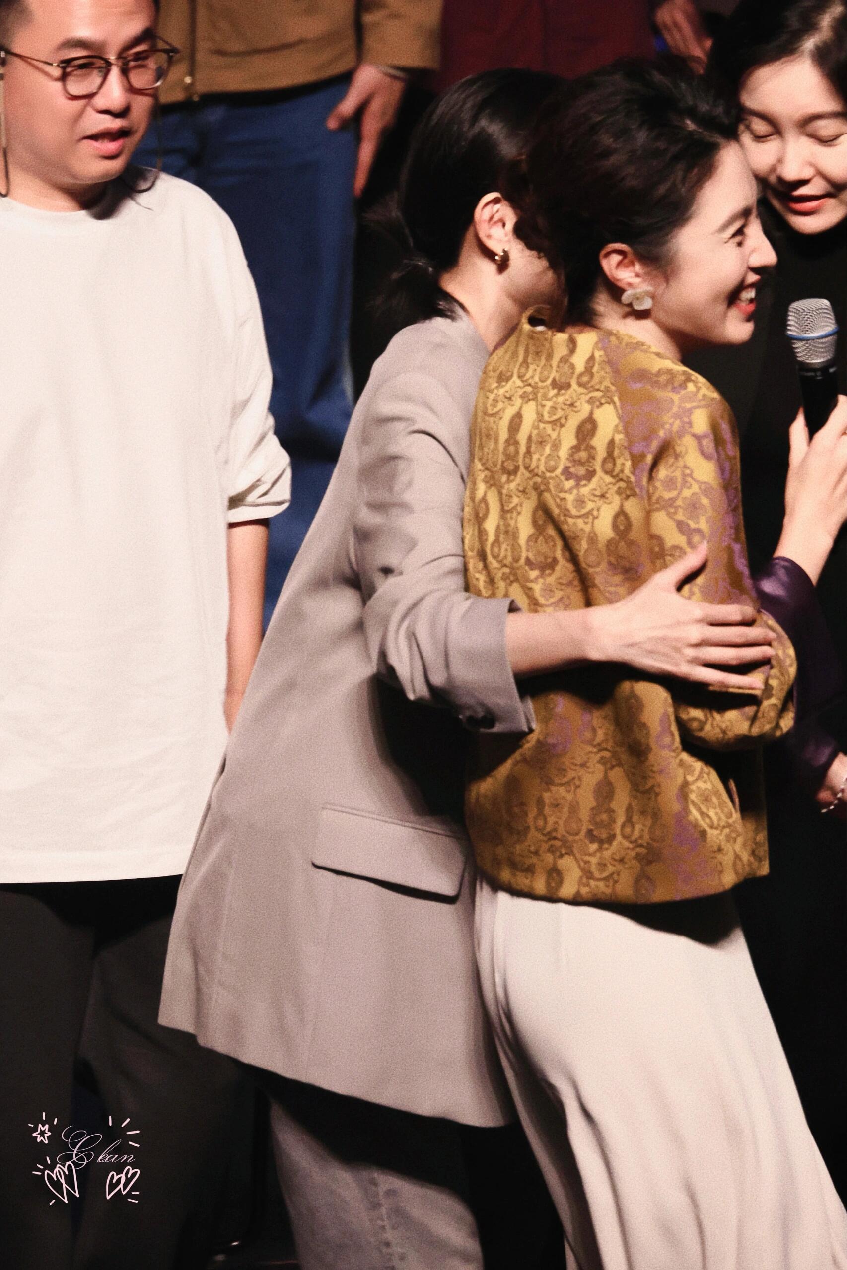 主持人何卿现场风采，美丽大方