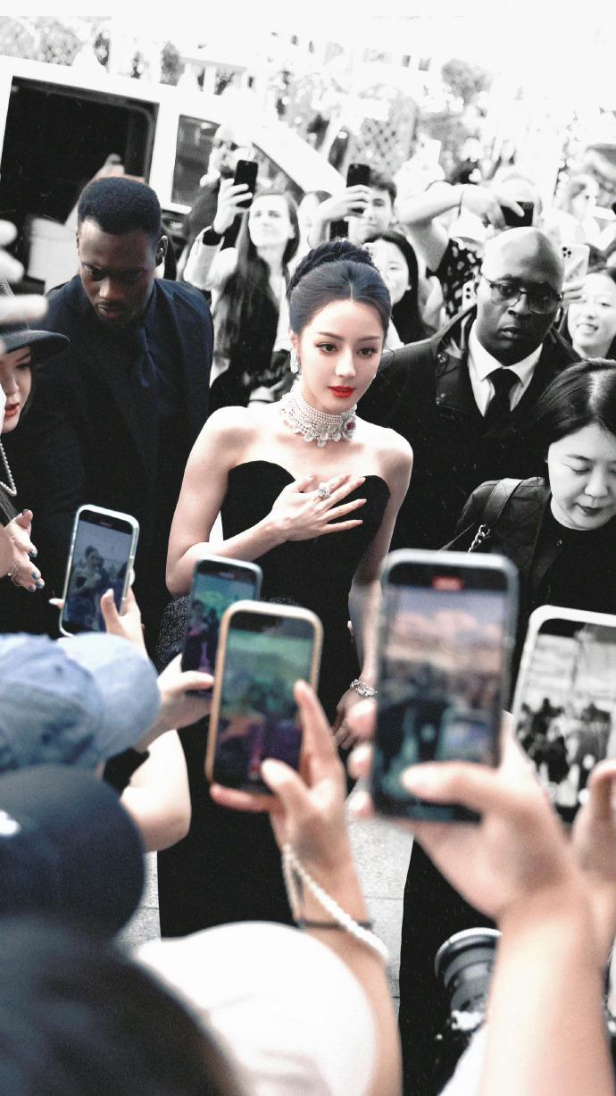 迪丽热巴巴黎演绎MIKIMOTO珠宝,黑丝绒玫瑰裙惊艳全场