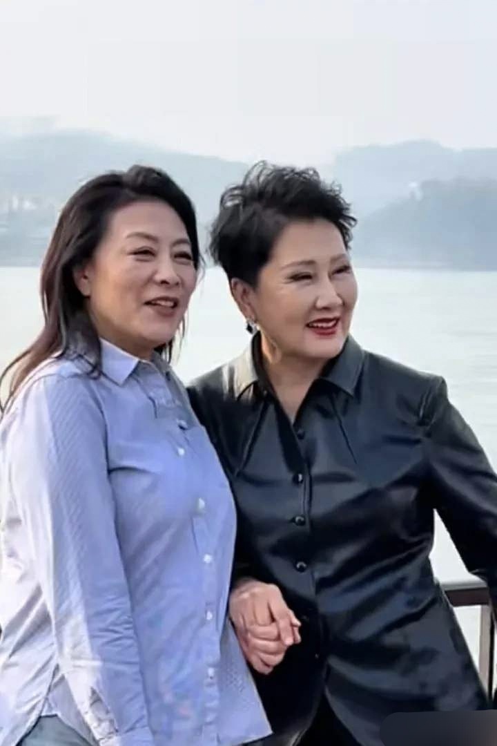 闫妮素颜曝光显老态，网友抓拍明星，高清镜头下，原来她们长这样