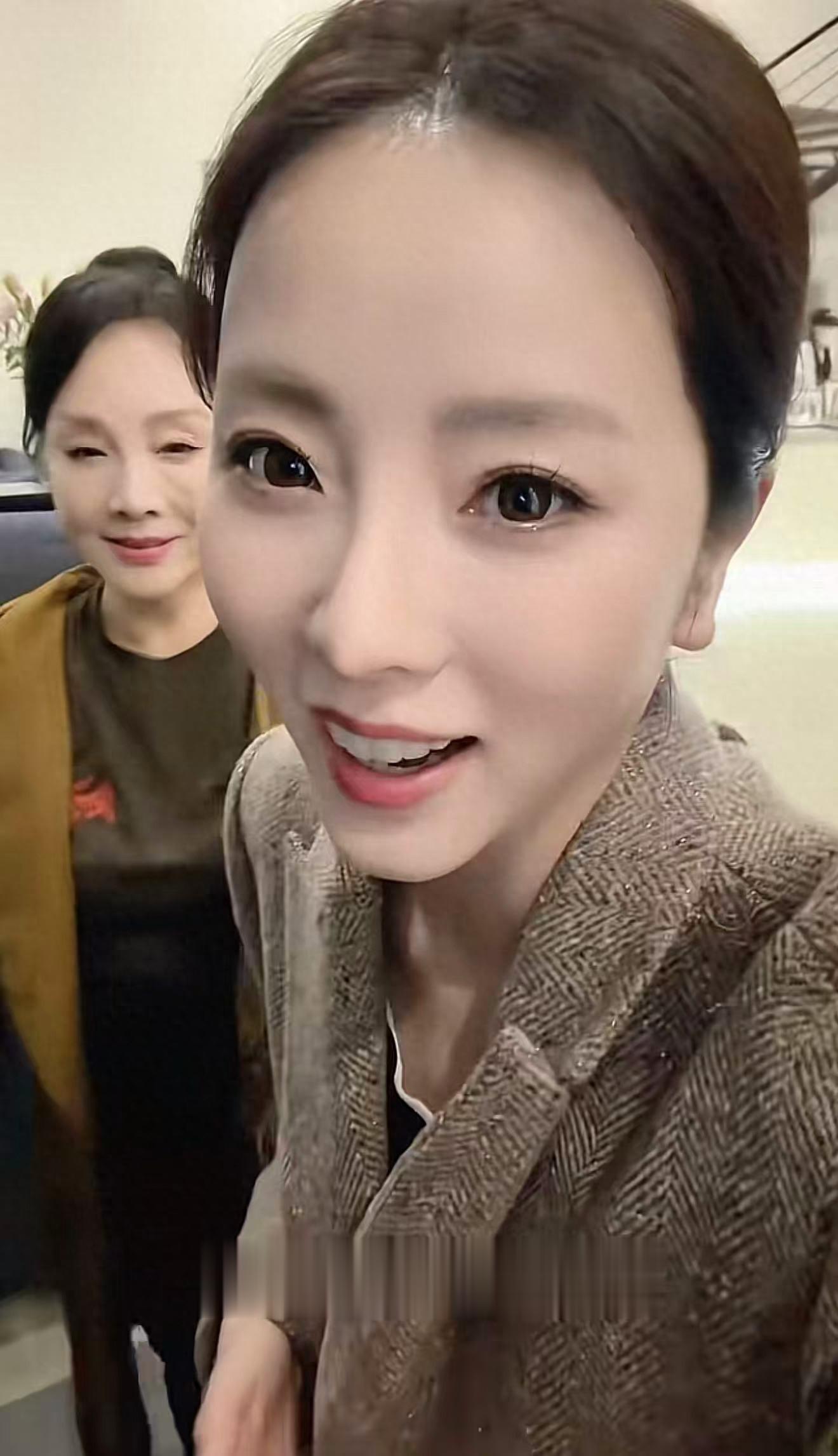 李思思带父母拍全家福，李父罕露面很年轻，一家人同框都是高颜值