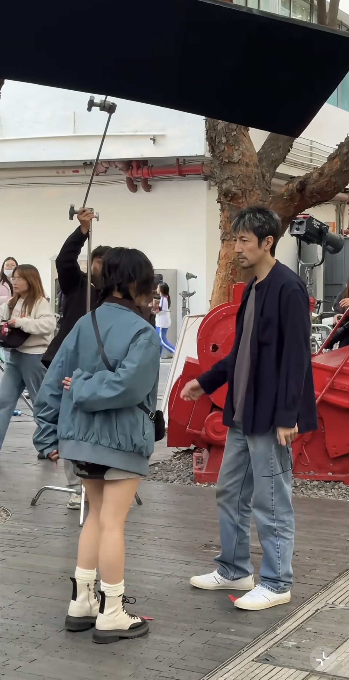 张鲁一深圳拍戏被偶遇，发色太有个性了，一般人很难驾驭本人好瘦