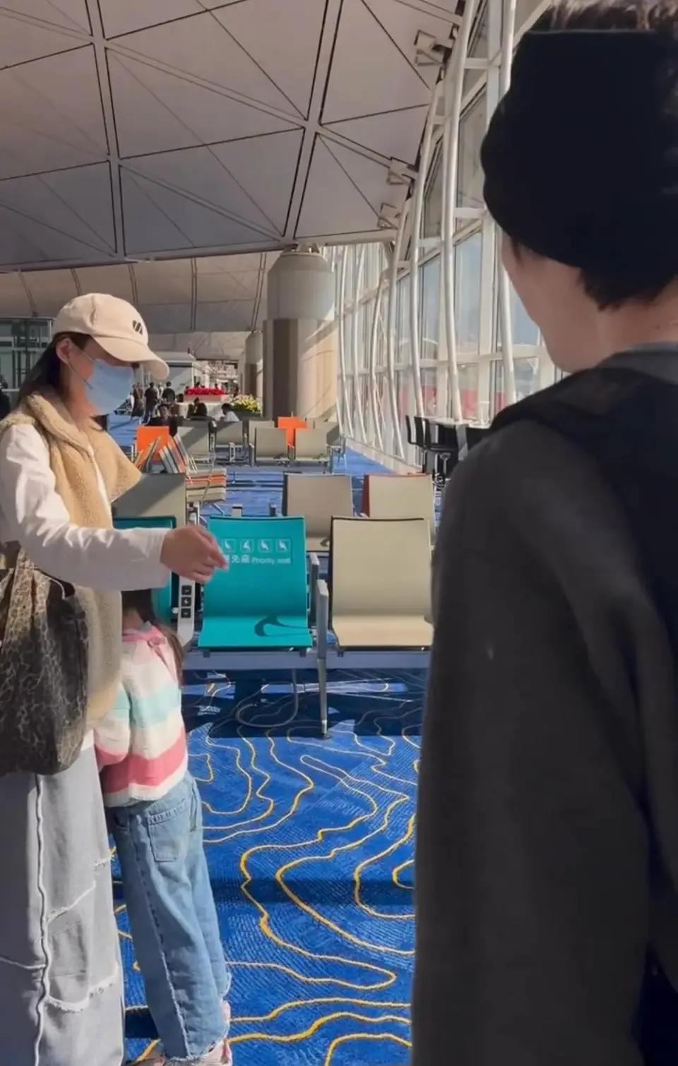 郭碧婷带女儿机场送向佐,女儿舍不得爸爸哭了,向佐也难过落泪!