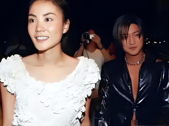 55岁王菲西藏拜佛曝光,汗衫配棉袄短发超飒气,不见谢霆锋身影