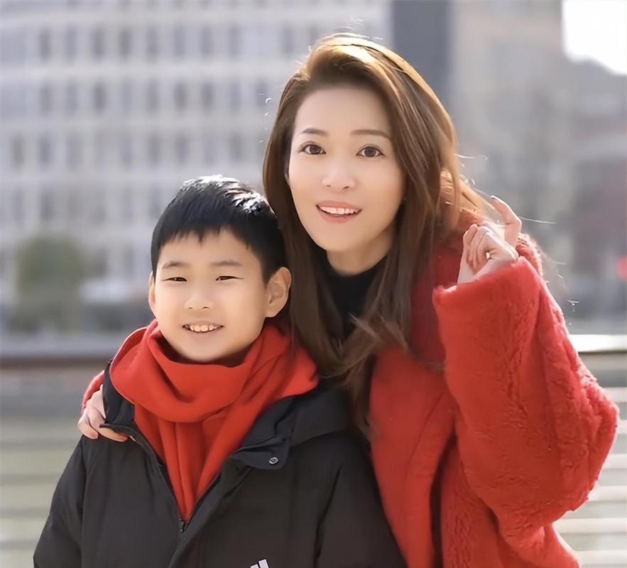 上海主持人麻伊琳，当年风光嫁豪门，离婚后独自带娃，如今怎样了