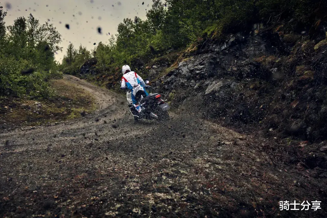 这才是真正的跨界踏板车！本田发布2026款X-ADV