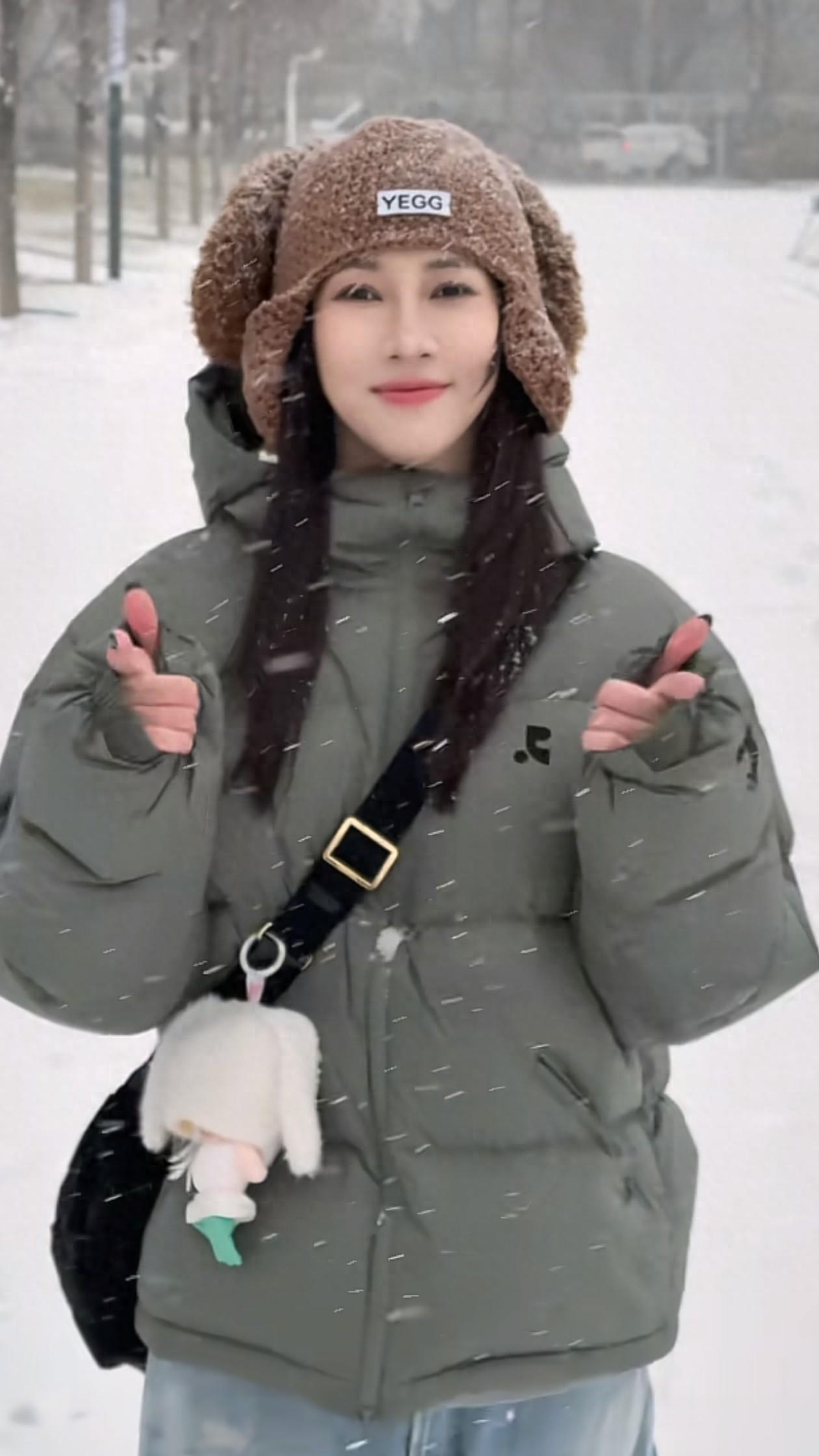 39岁弦子雪天穿搭：棉帽+羽绒服，保暖又时尚，嫩得像29岁